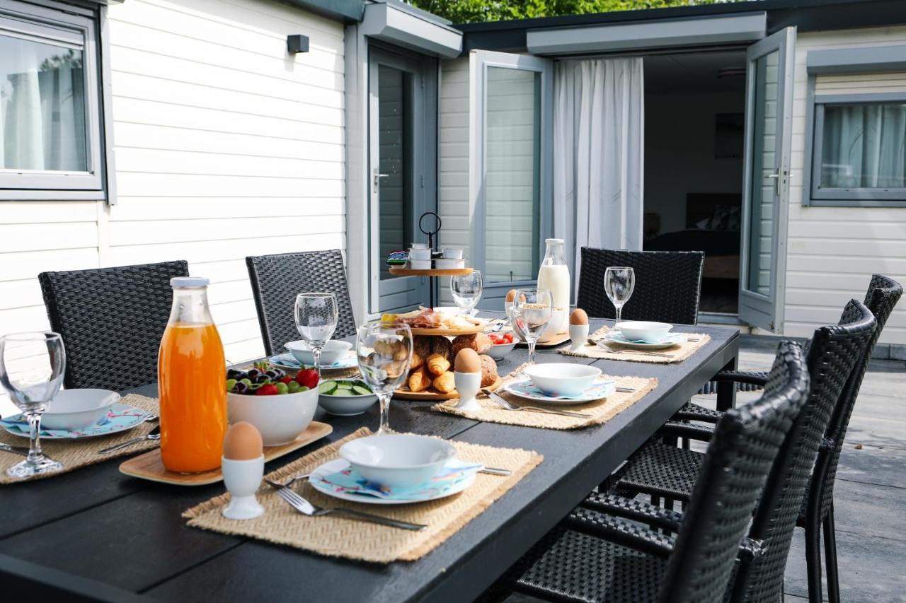 Ruim Chalet In Het Hart Van Zeeland Heinkenszand Екстериор снимка